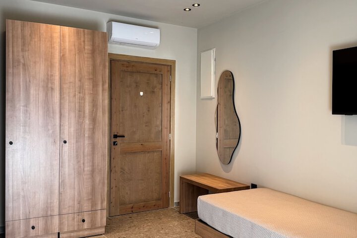 Room 27 of 81