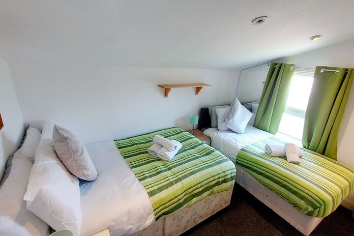 Room 2 of 28