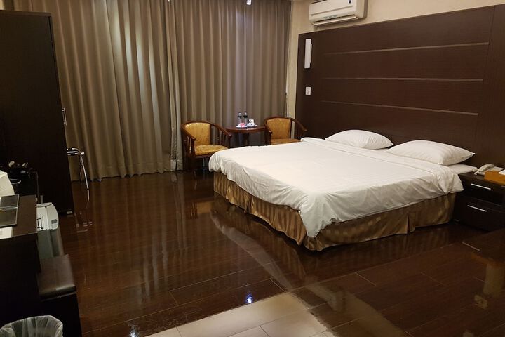 Room 4 of 81