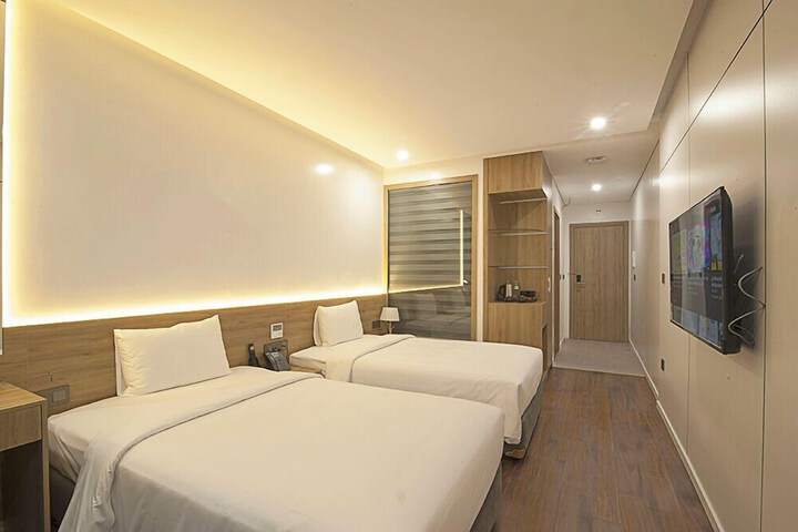 Room 12 of 28