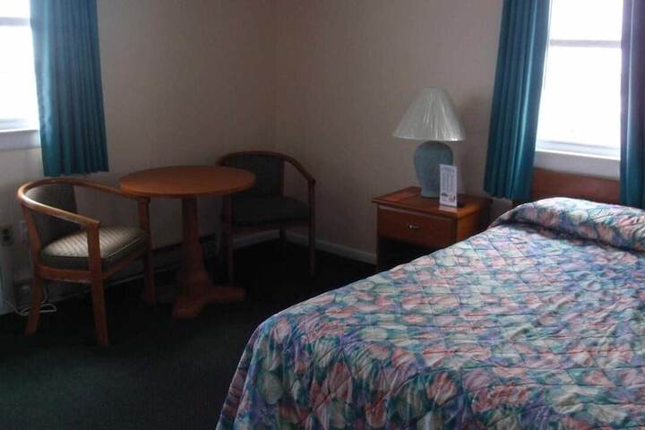 Deluxe Queen Bed (1 of 24)