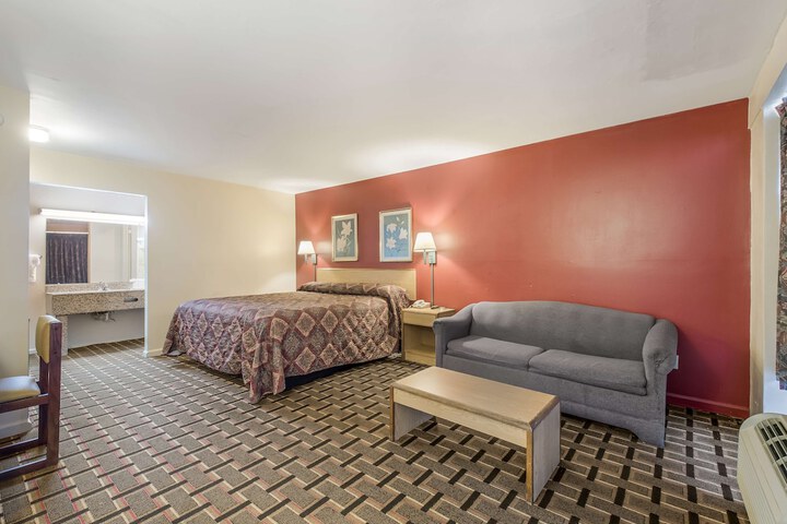 1 King Bed (4 of 5)