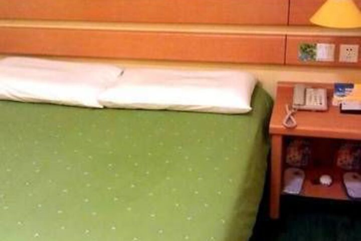 Room 6 of 14