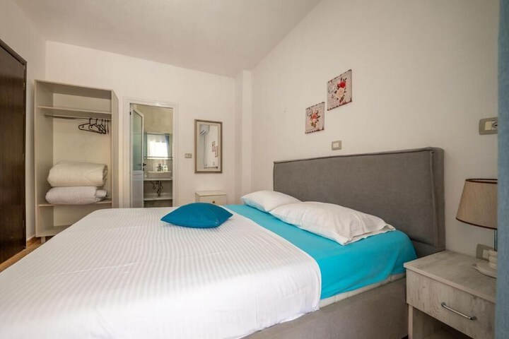 Room 12 of 83