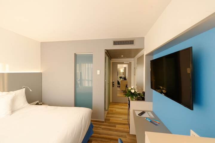 Room 9 of 37