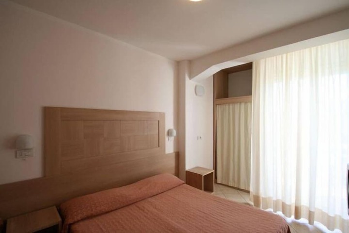 Room 5 of 18