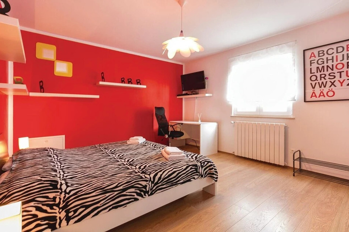Room 5 of 16
