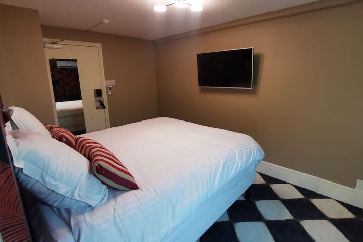 Room 10 of 30