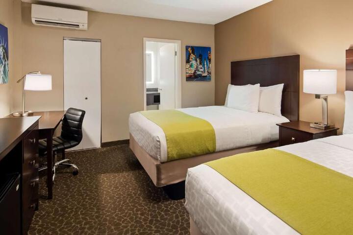 2 Double Beds Work Desk Refrigerator WiFi Full Breakfast (2 of 8)