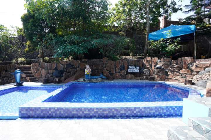 Pool 44 of 58