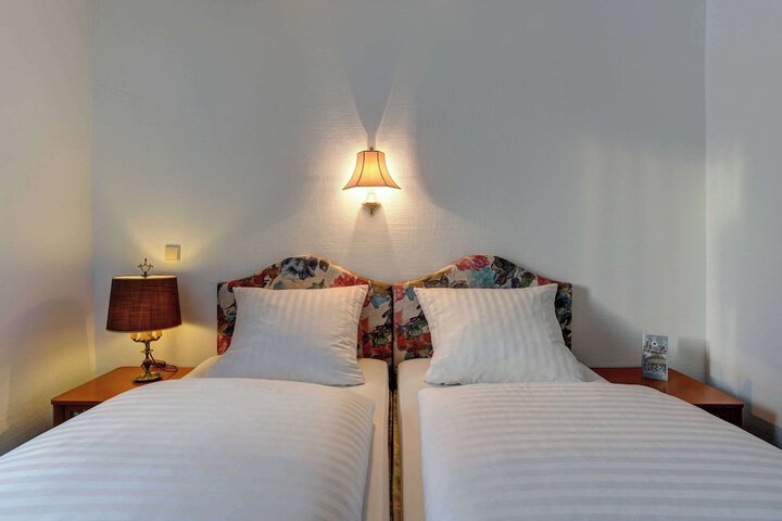 Room 33 of 64