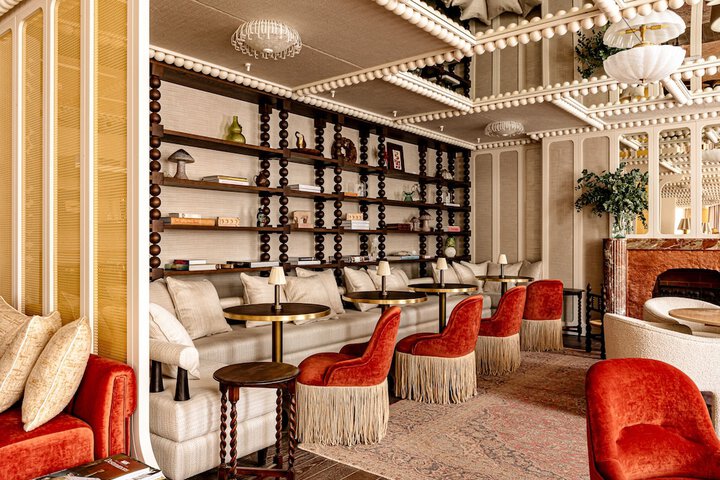 Lounge 44 of 47