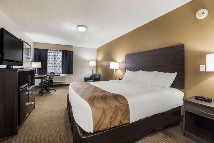 1 Queen Bed (3 of 13)