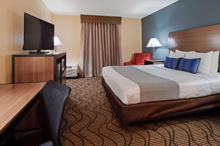 1 King Bed (6 of 8)