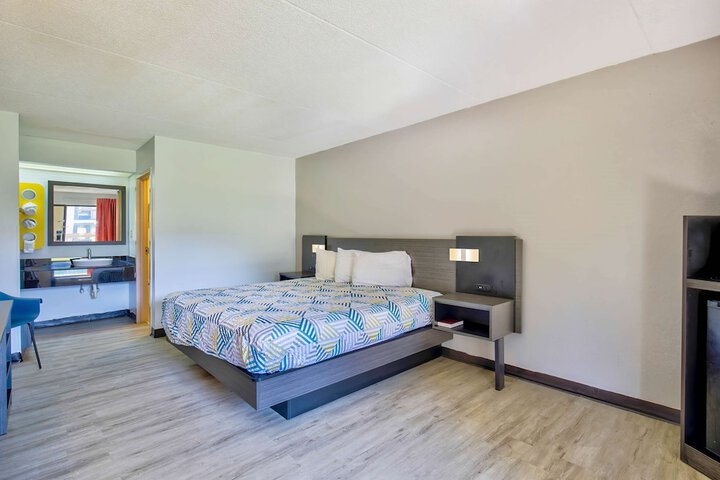 1 King Bed (9 of 14)