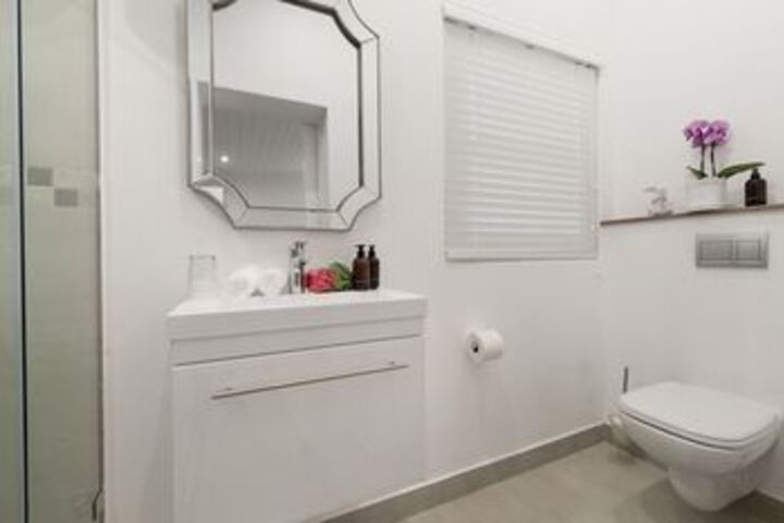 Room 5 of 211