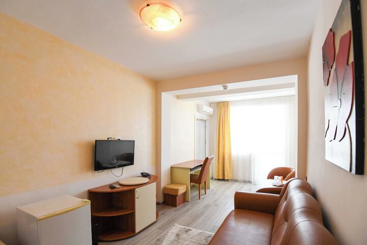 Room 11 of 28