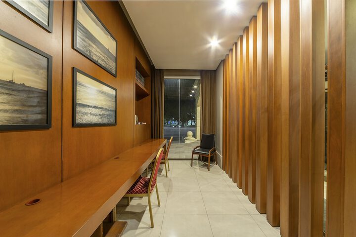 Lounge 46 of 59