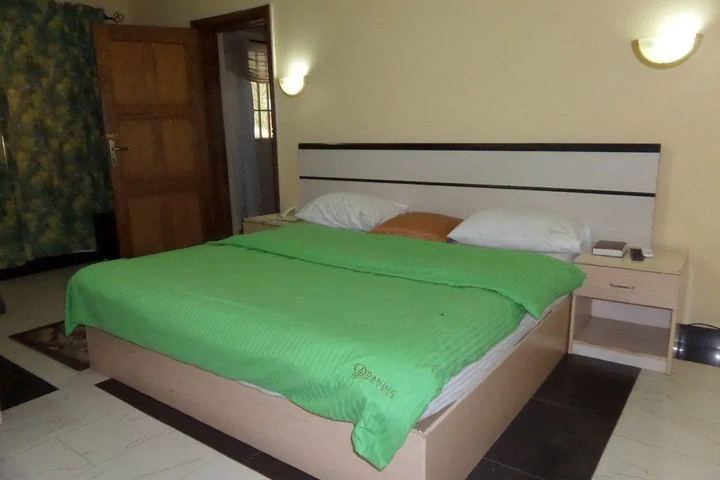 Room 6 of 14