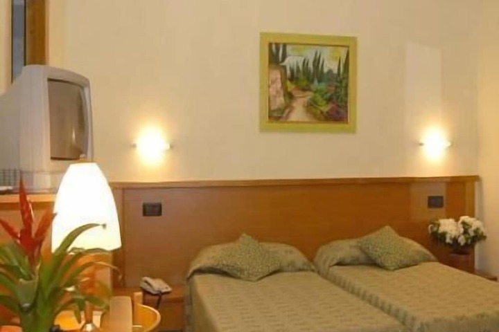 Room 10 of 27