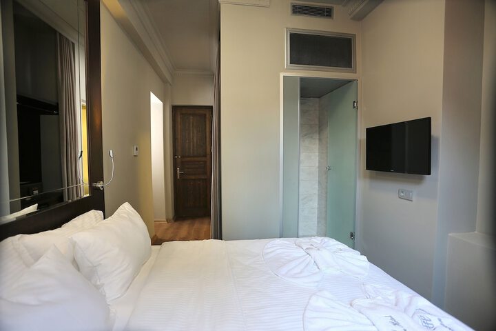 Room 27 of 93