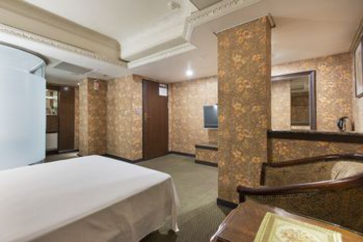 Room 14 of 19
