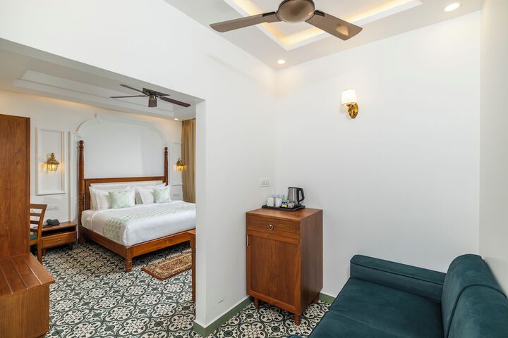 Room 12 of 106