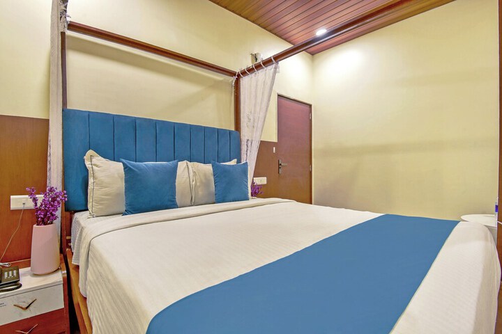 Room 12 of 16