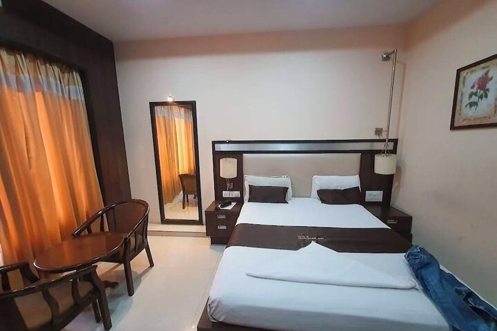 Room 6 of 12