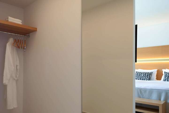 Room 27 of 160