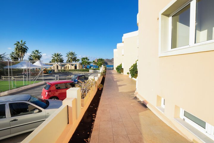 Hotel Exterior 112 of 128