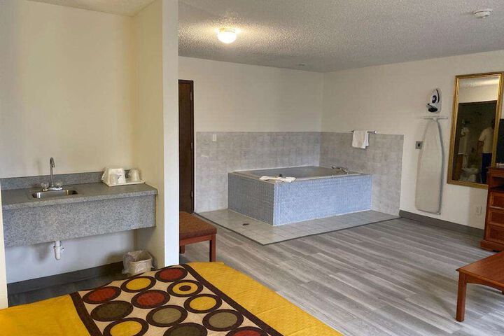 Suite 1 King Bed Jetted Tub (2 of 5)