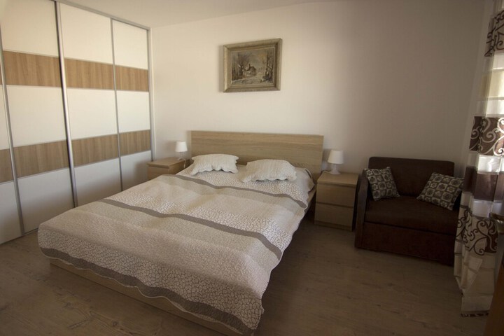 Room 7 of 100