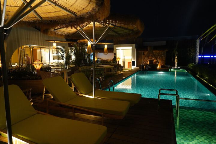 Pool 10 of 17