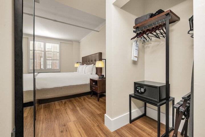 Room 27 of 95