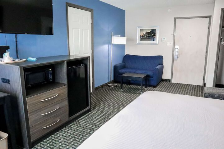1 King Bed Ground Floor Flat Screen Television High Speed Internet Accessible Microwave (6 of 15)