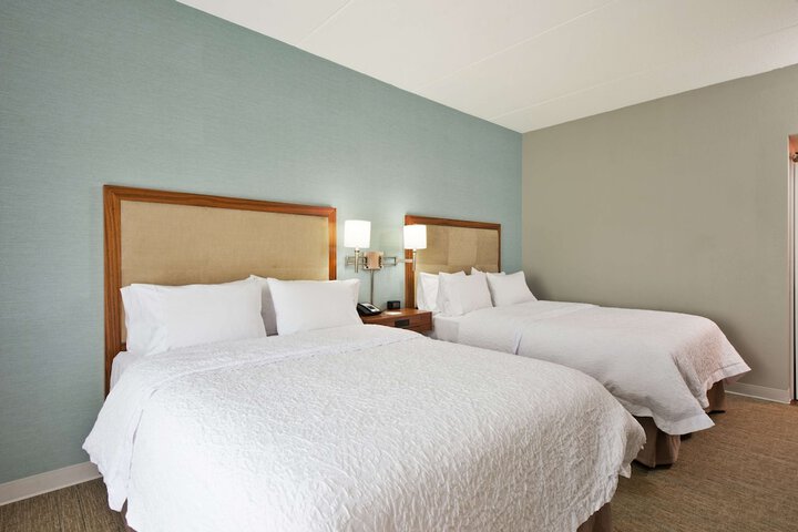 2 Queen Beds Mobility Accessible with Tub (5 of 6)