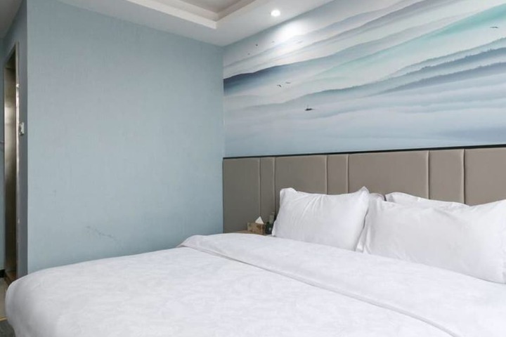 Room 12 of 18