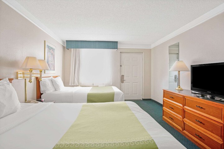 Deluxe 2 Double Beds (3 of 11)