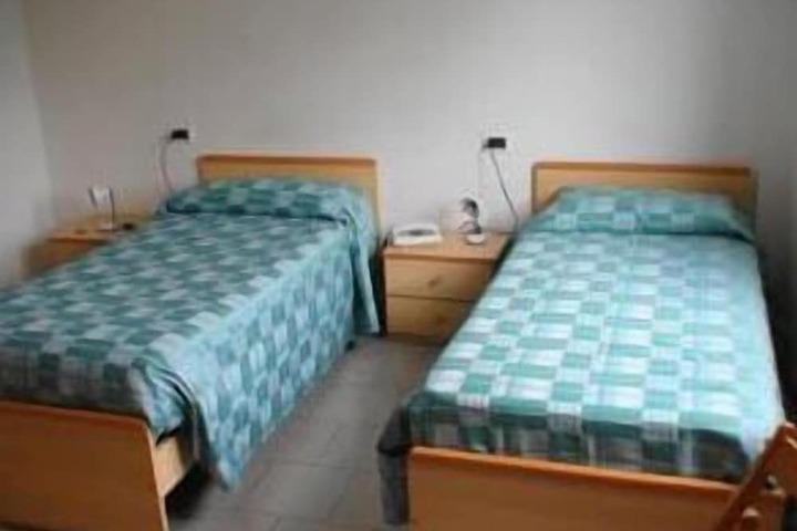 Room 6 of 63