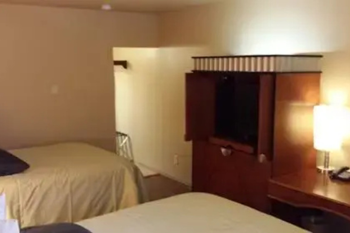Room 4 of 7