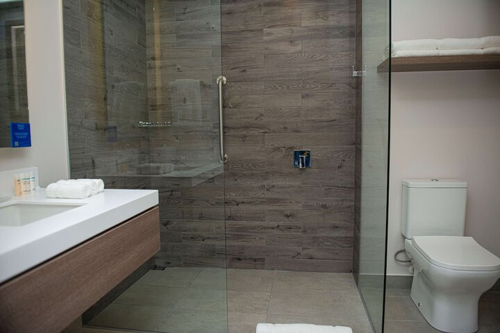Room 46 of 80