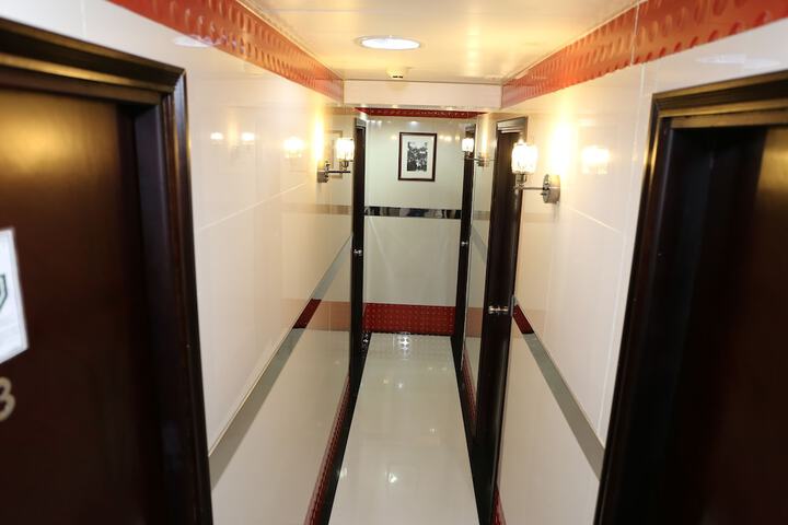 Ballroom/Hall 89 of 100