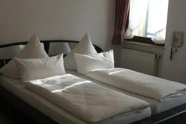 Room 6 of 12