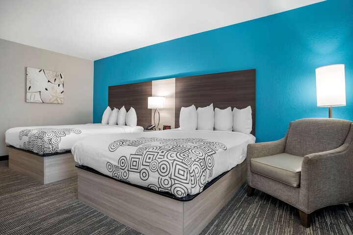 2 Queen Beds (11 of 14)