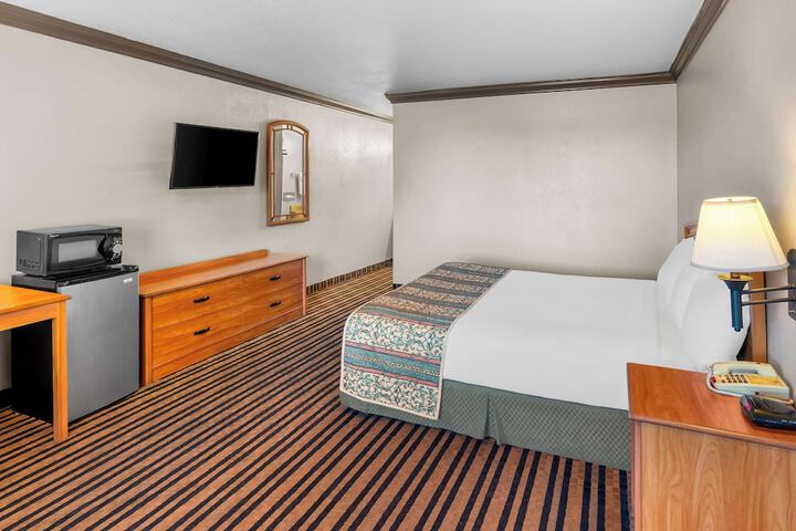 1 King Bed (7 of 9)