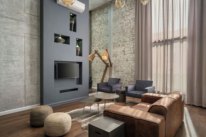 Lounge 72 of 89