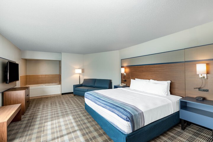 1 King Bed Deluxe Room (6 of 17)