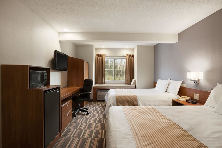 1 Queen Bed (12 of 14)