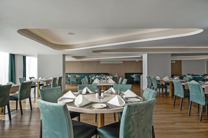 Dining 90 of 126